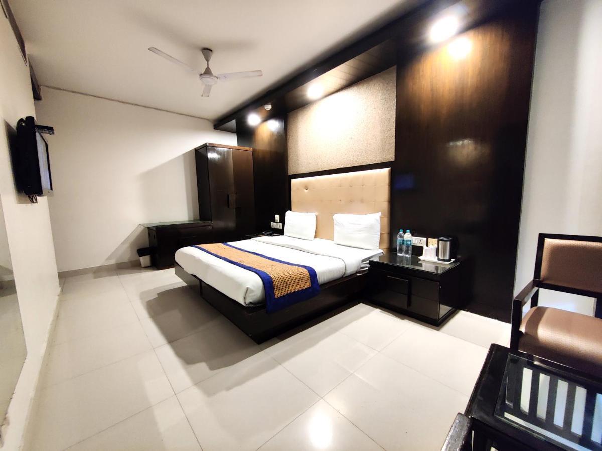 Stay At Hotel Pride, Delhi, Near Karol Bagh Metro Zewnętrze zdjęcie