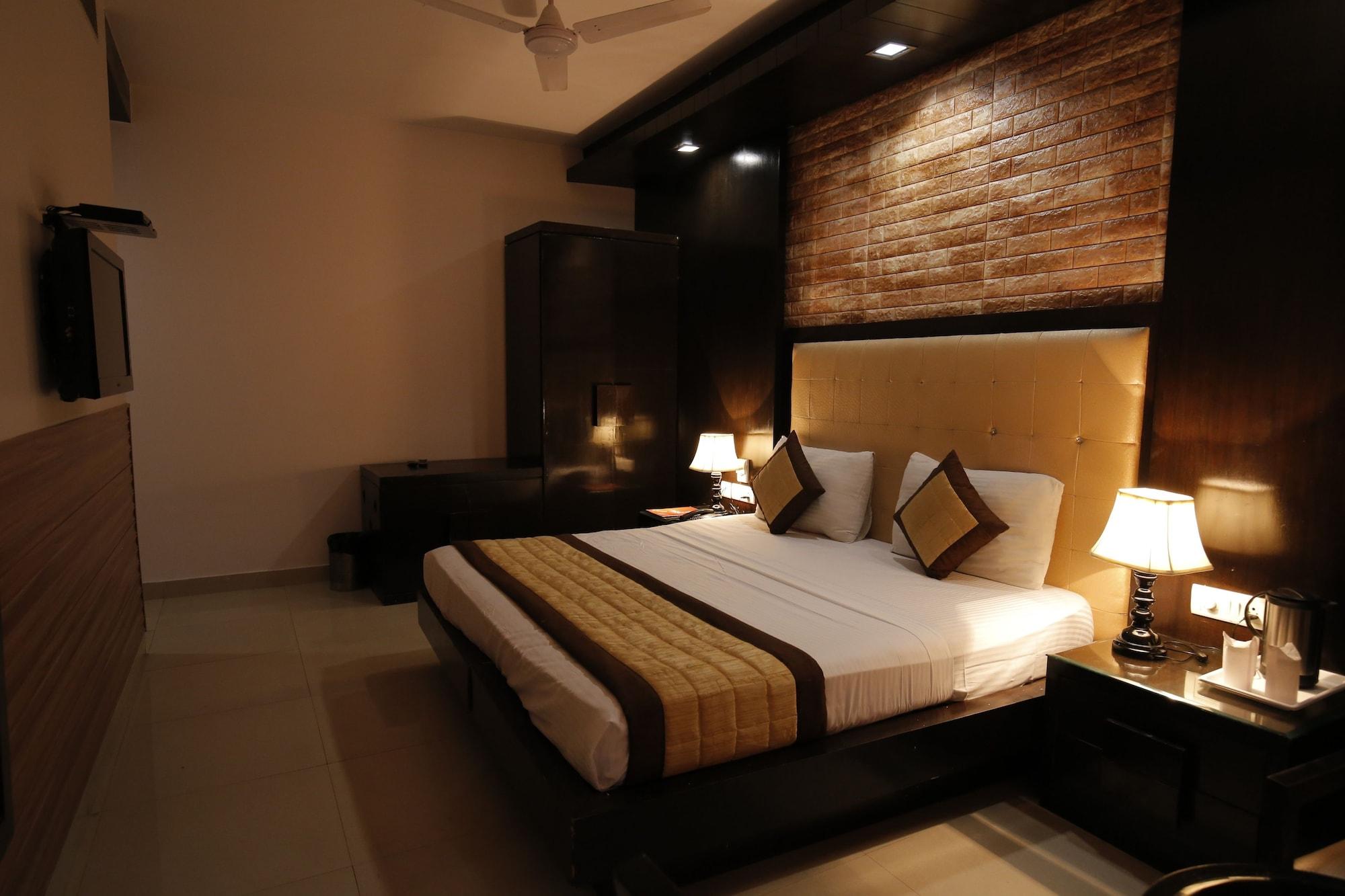 Stay At Hotel Pride, Delhi, Near Karol Bagh Metro Zewnętrze zdjęcie