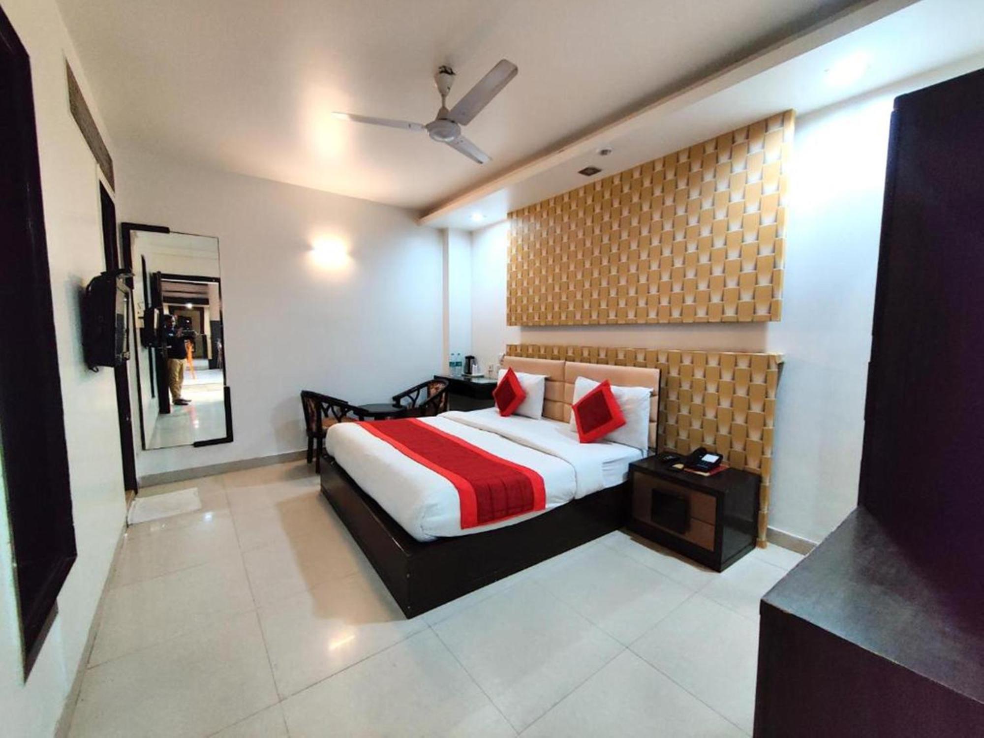 Stay At Hotel Pride, Delhi, Near Karol Bagh Metro Zewnętrze zdjęcie
