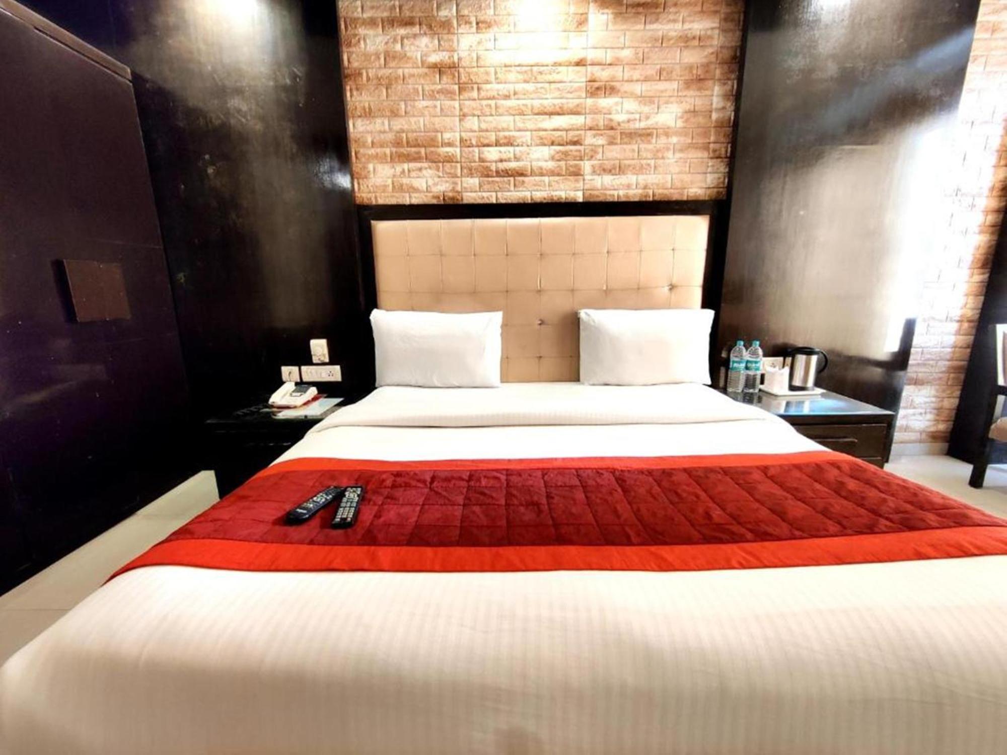 Stay At Hotel Pride, Delhi, Near Karol Bagh Metro Zewnętrze zdjęcie