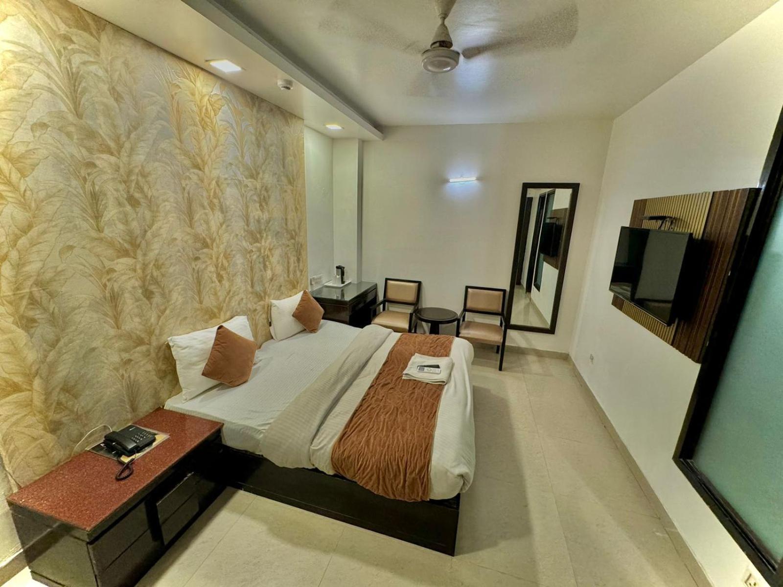 Stay At Hotel Pride, Delhi, Near Karol Bagh Metro Zewnętrze zdjęcie
