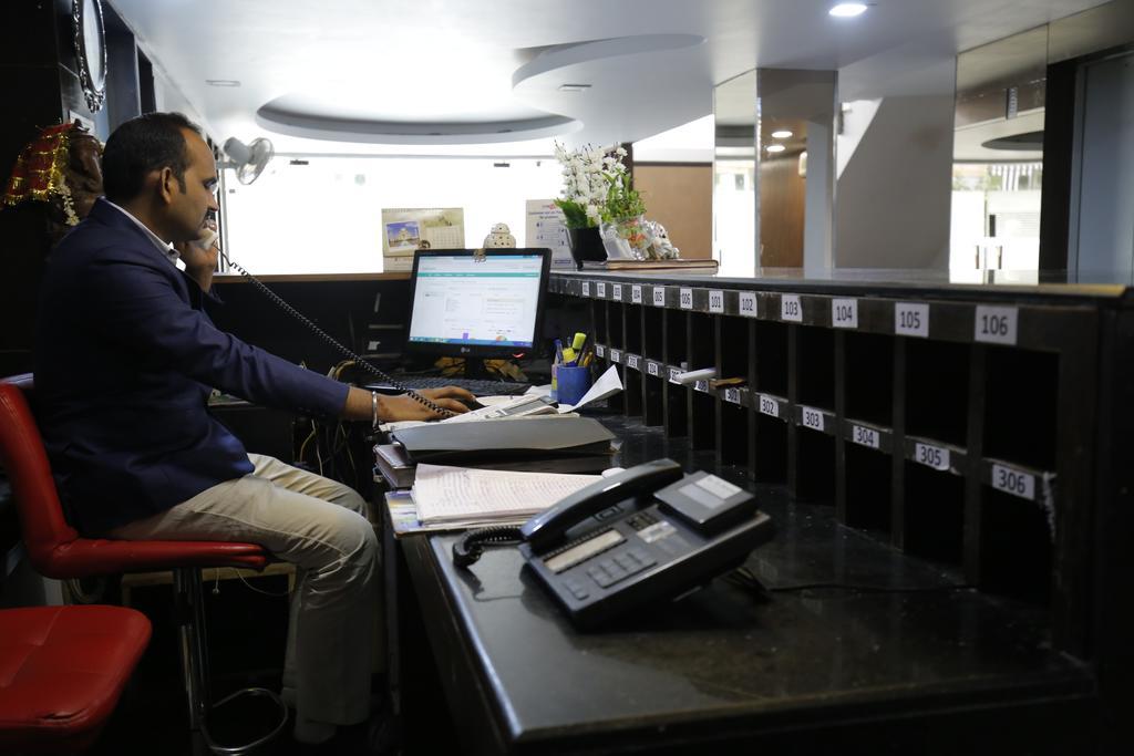 Stay At Hotel Pride, Delhi, Near Karol Bagh Metro Zewnętrze zdjęcie