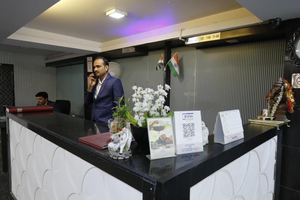 Stay At Hotel Pride, Delhi, Near Karol Bagh Metro Zewnętrze zdjęcie